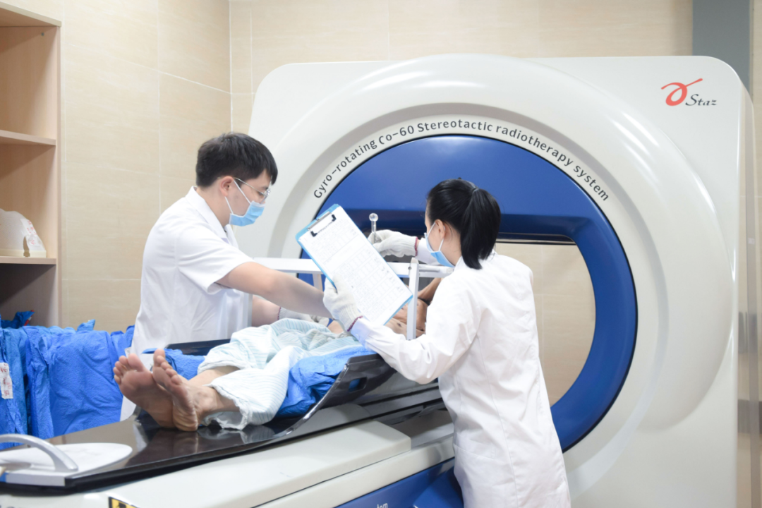 肿瘤放射治疗,简称放疗,是利用放射线如放射性核素产生的α,β,γ射线
